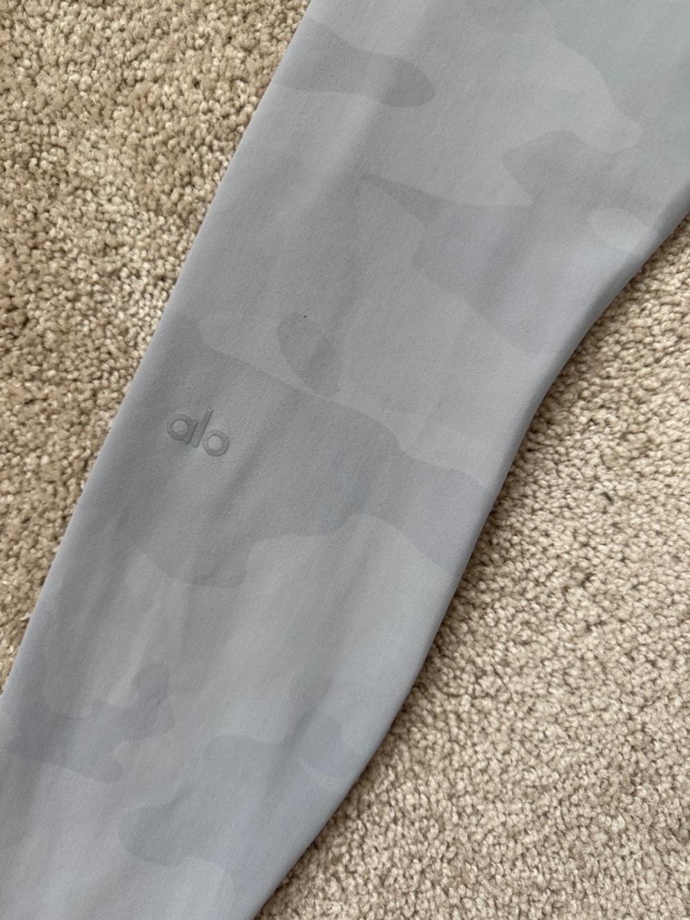 Alo Yoga Light Grey Camo High Waisted Athletic Gym Leggings - Picture 6 of 8